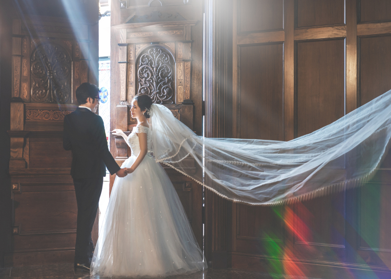 光差し込む大扉でのシーン