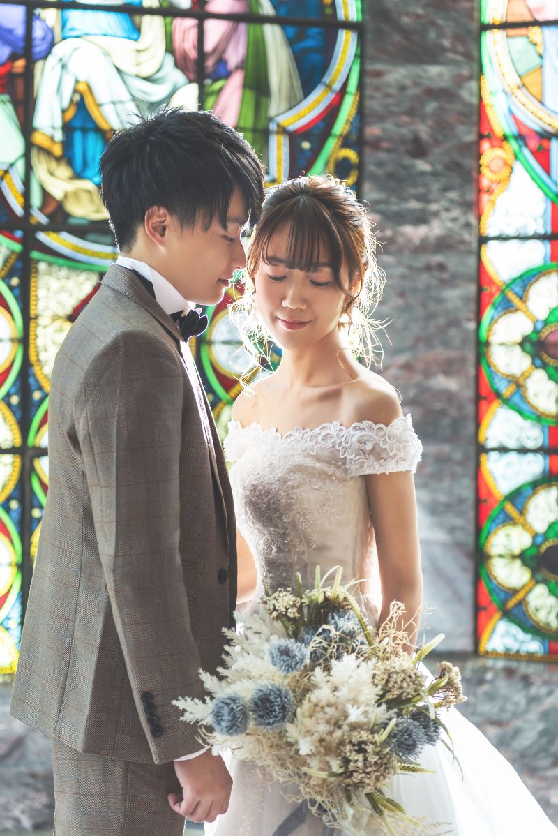 大きなステンドグラスの前で