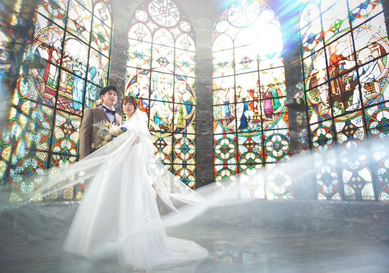 ☆洋装1点・カスタムプラン☆ 本格的なステンドグラスのクラシカルチャペル・緑溢れるガーデン・おしゃれなスタジオで撮影が可能
