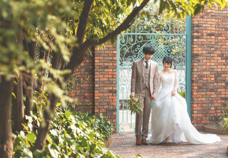 ☆洋装1点・カスタムプラン☆ 本格的なステンドグラスのクラシカルチャペル・緑溢れるガーデン・おしゃれなスタジオで撮影が可能