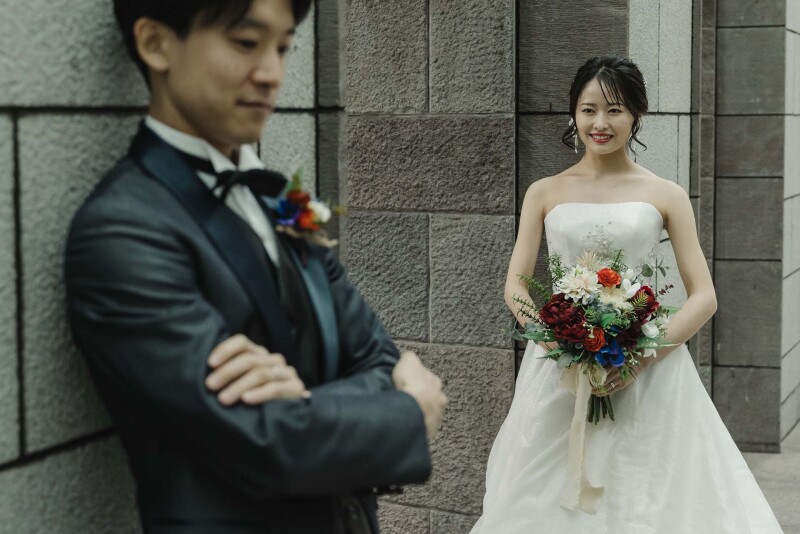 ご新婦様が御新郎様を見つめるカット