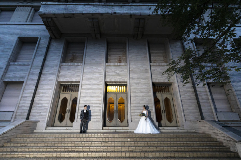 裏のエントランスの外で