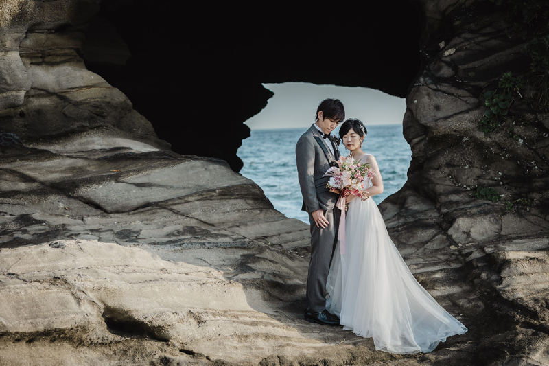 岩の向こうは海