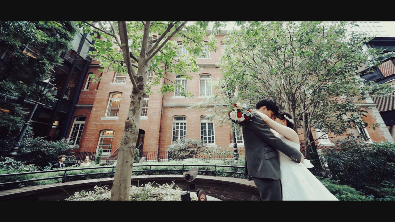 映像のテイストは映画の様な色合いに