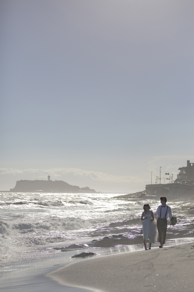 江ノ島を背景に
