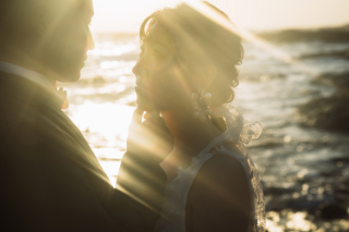 ご新婦様へサンセットの光が降り注ぐ