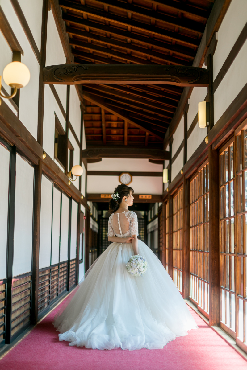 歴史を感じる建物でのドレス姿