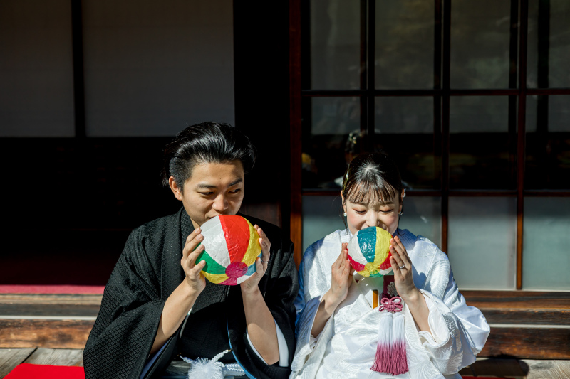 縁側での仲睦まじいお二人