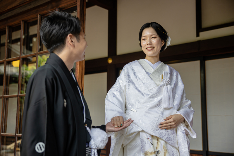 お二人手を取り合って