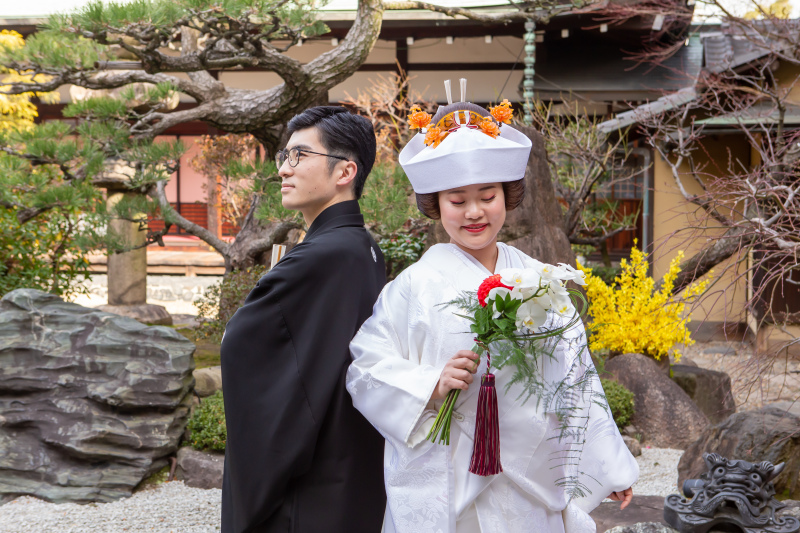 日本庭園をバックに