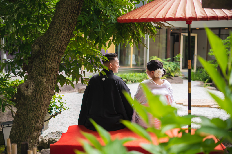 お庭での新郎新婦様を木の陰から・・・