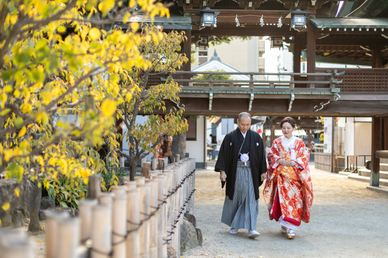 渡殿をバックに