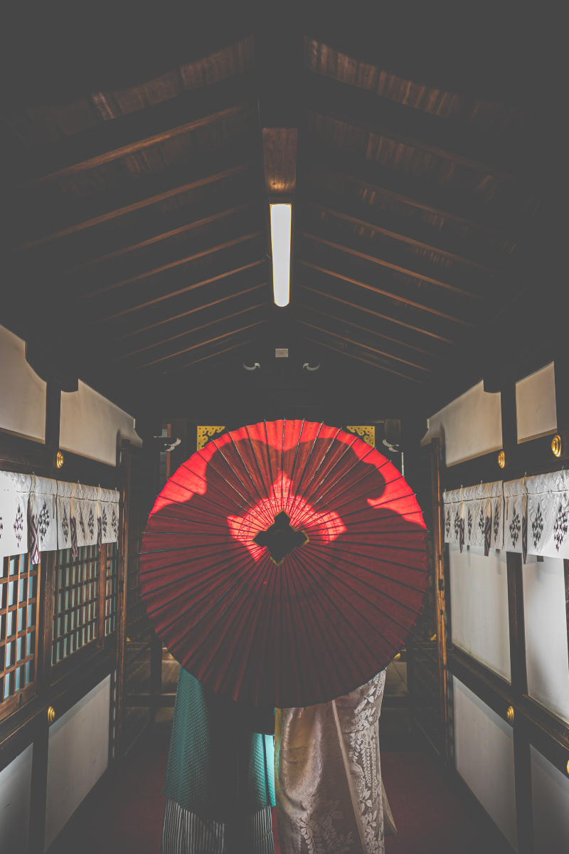 番傘に映し出されるシルエット