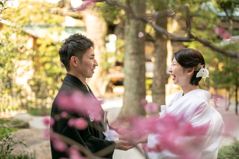 お二人手を取り合って...