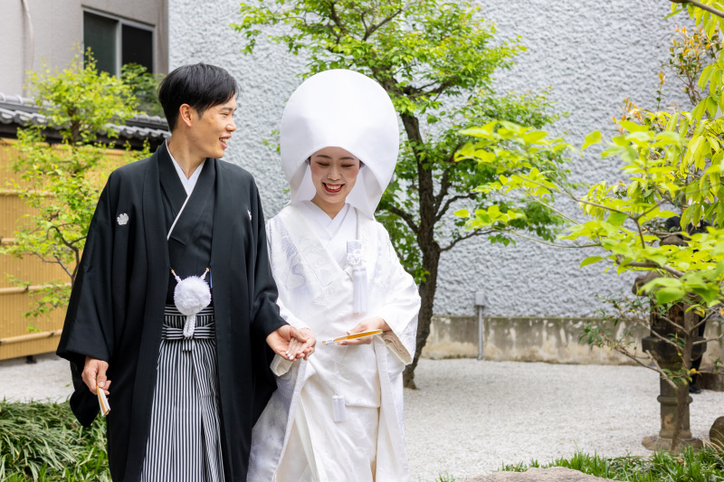 手を取り合って