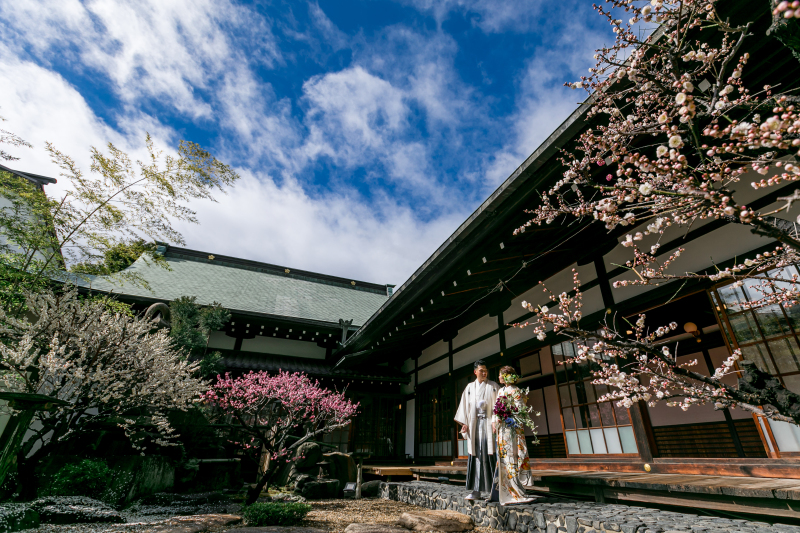 国の登録有形文化財の神殿「梅花殿」で撮れる!挙式フォト&日本庭園フォトプラン【引き振袖+アルバム付き】