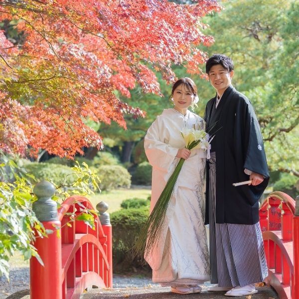 赤い太鼓橋の上でツーショット