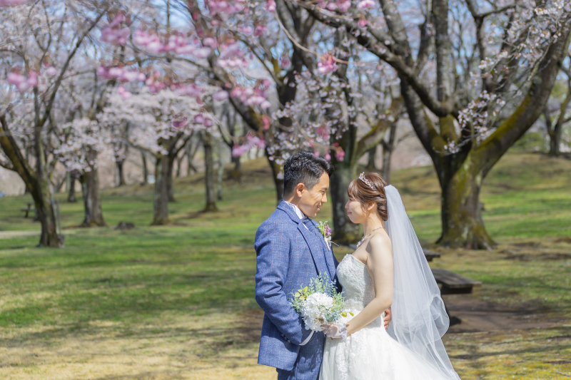 桜をバックに♡