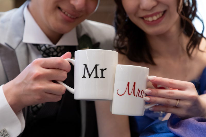 プレゼントに頂いたグッズを持って