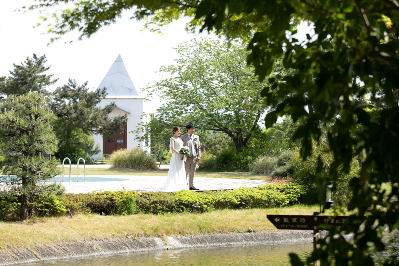 水上庭園に浮かぶかわいいチャペルをバックに