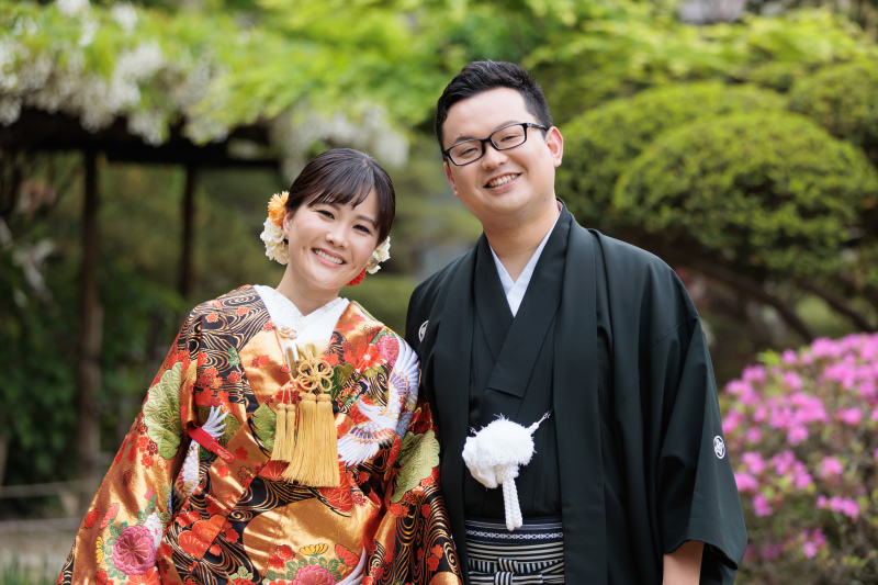 藤の花とつつじの花を背景に