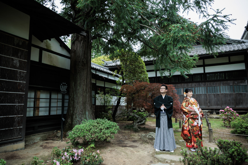 凛とした表情で