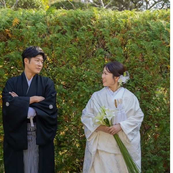 緑をバックに、ナチュラルな表情の一枚。