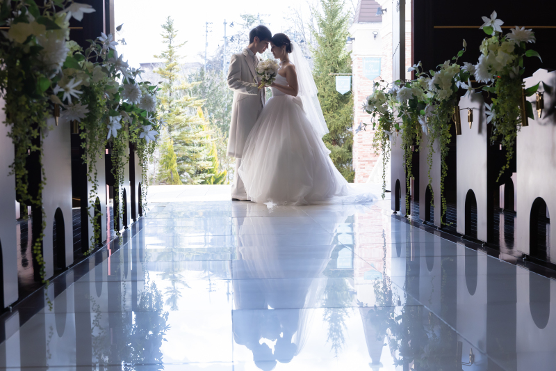 床に映るふたりの影がそっと寄り添う一枚。