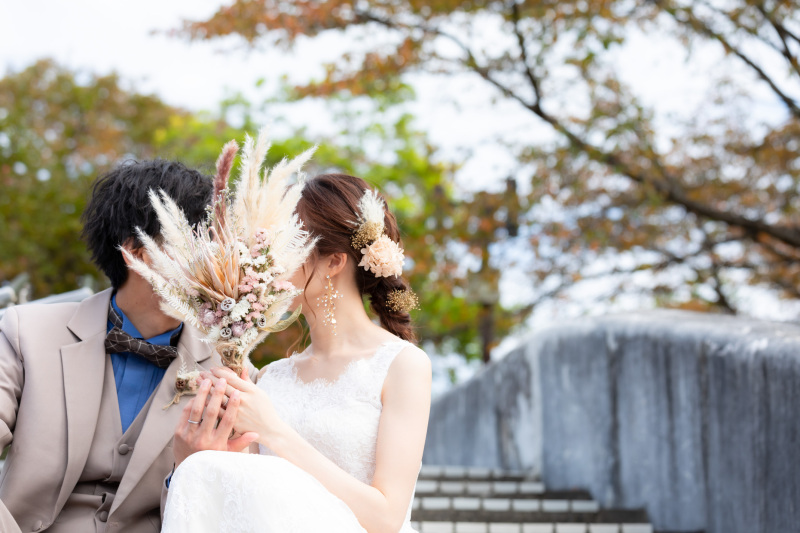 お持込みのブーケでお顔隠しショット