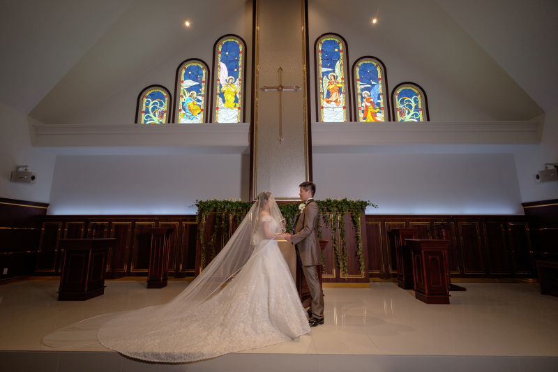 祭壇で誓いをたてる