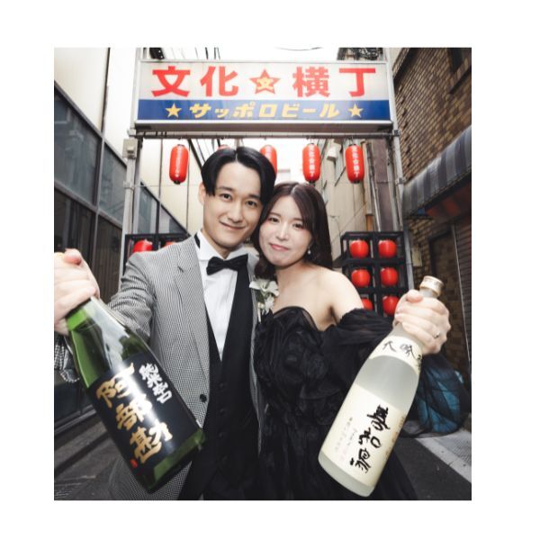 文化横丁バックに、好きな日本酒とのショット☆彡