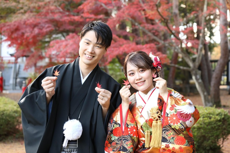 もみじを両手に持って