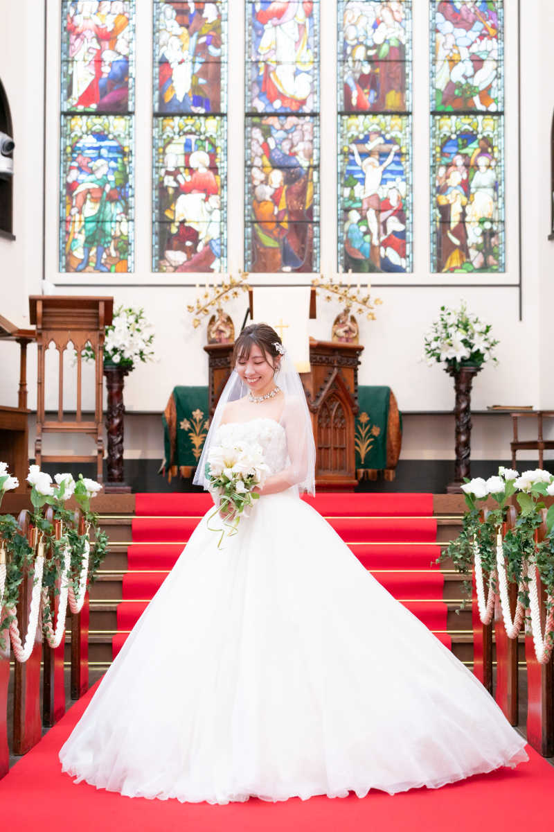 ボリュームのあるドレスを身にまとって