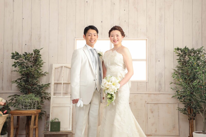 ザ・ウエディング写真をガーデン風の背景で