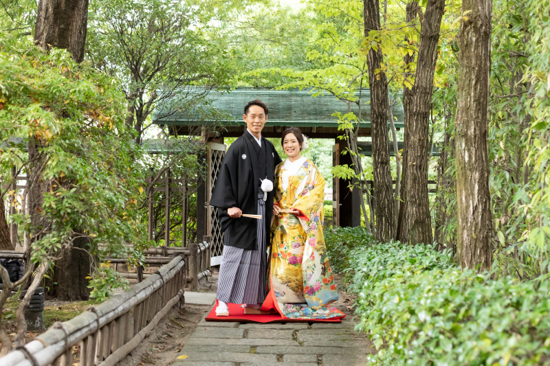 全身のお姿は門前で