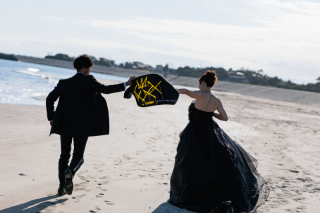 浜辺ロケーション　ブラックドレス＆ブラックタキシード