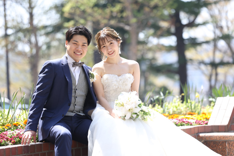 花壇で寄り添って