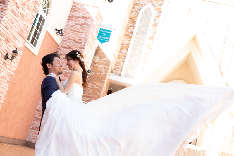 チャペルをバックに幸せいっぱい！