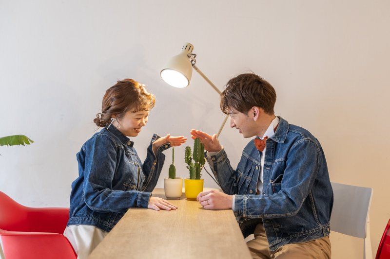 「何たのむ?..」メニュー選びの二人をパシャリ!