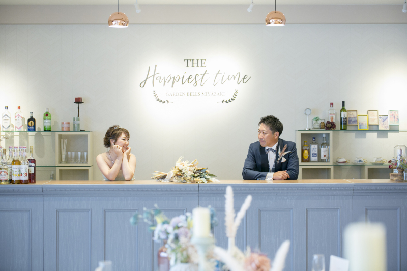 バーカウンターで