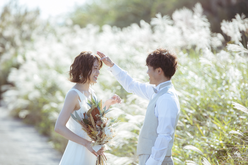 パンパスグラスにいい感じの光が◎11月の澄んだ空、優しい午後の太陽、お二人の表情、撮影しながら幸せな気持ちになりました。