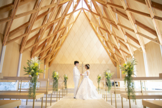 結婚式をしているようなそんな気持ちをお二人に感じていただきたくチャペルの雰囲気を意識して撮影しました。