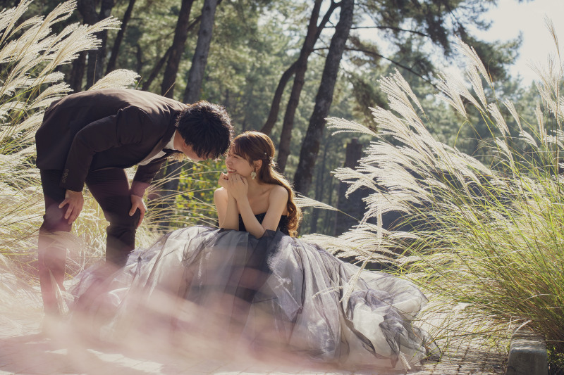 お二人の空気感を感じながら、自然な笑顔に出会える様にポージング