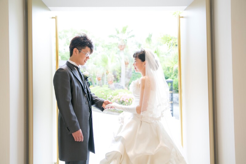 きれいな光が差し込むチャペル前で撮影