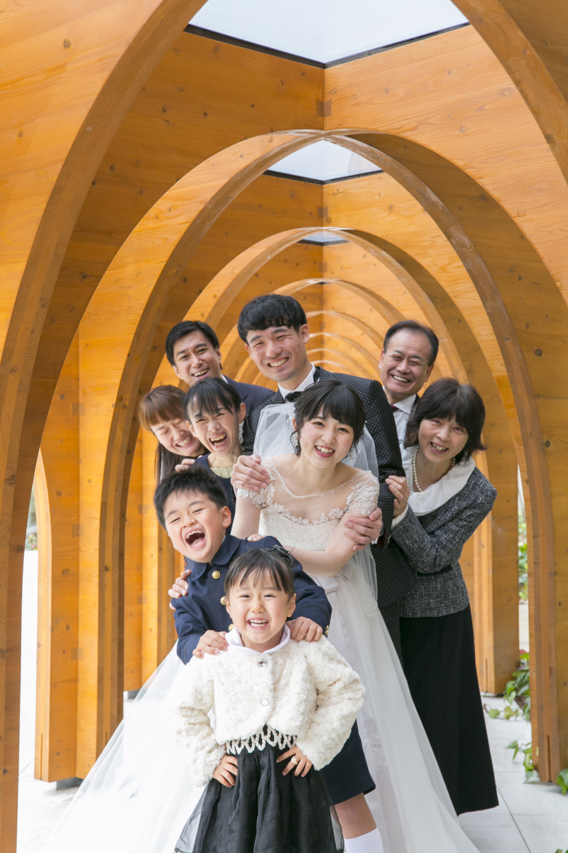 フォトウェディングは家族にとっても大切な日！全員で楽しめる様にハイチーズ！！みなさんの笑顔がとても素敵なワンショット