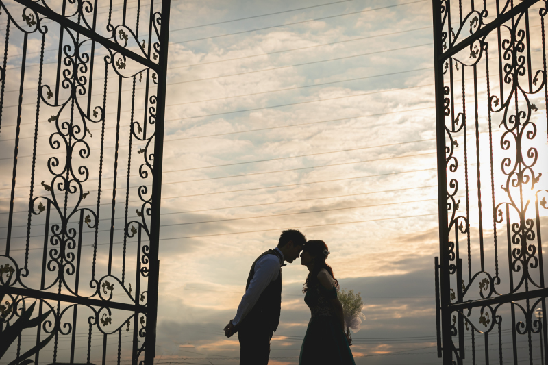 カラードレスで外観スペースでの撮影