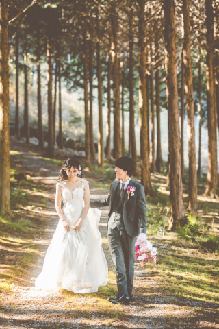 写真はシンプルでスタイリッシュな雰囲気をベースにユーモアを大切にしています。会話を楽しみながら素敵だなと思ったことは取り入れてみる。ふたりの宝物になる写真を一緒に作り上げていく撮影が好きです。