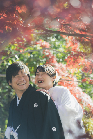 紅葉が綺麗な秋に撮った１枚。通行人のおばあちゃん達に「おもでとう」って言われて恥ずかしくなっちゃったお時の２人