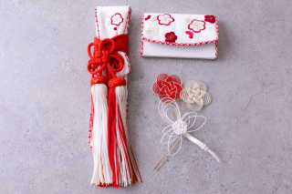 抱え小物【白赤梅刺繍】