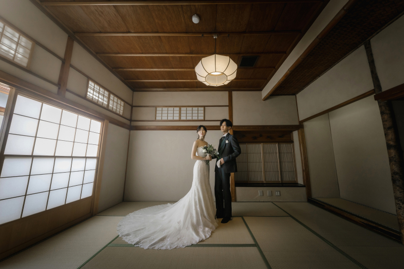 静けさの中で光る、クールなドレスショット。